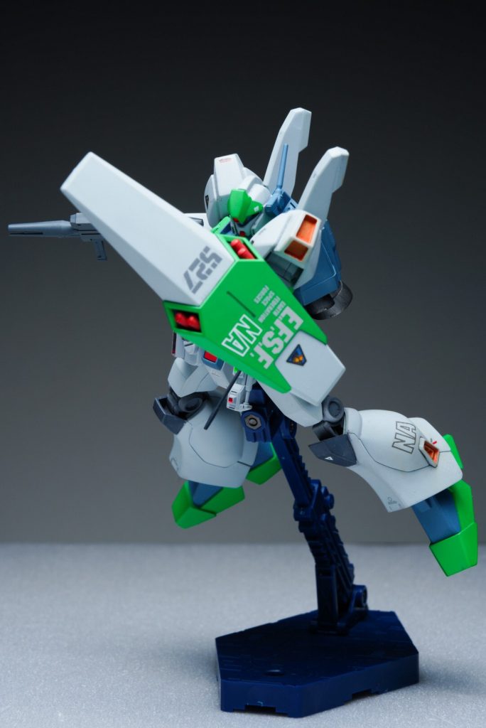 アクション。EWAC機の即時撤退を支援するため通常戦闘にも対応可能な装備を持ち合わせています。見た目はA型と大差無いですが見えない設定的にはハンドグレネードが投擲した範囲に高濃度のミノフスキー粒子をバラ蒔くチャフグレネードになっている事など撤退支援と敵の撹乱を主任務としている等の設定を盛り込んであります。とりわけRGMシリーズには色々な設定機がありますのでその中のでも運用目的を限定した自己考察を盛り込んだ「もしかしたらあるかもジェガン」って気持ちで製作させていただきました。