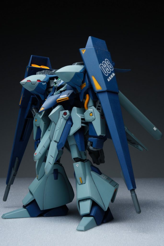 フロントビュー。さて限定的な改修機体といっても元より強化人間による運用思想の機体を再調整するにあたり最も有効な方法として既に存在している検証データを流用する手法を採った際その矛先が向いたのがTR計画内の一部流出したTR5のプランでありその追加装備一式を調達し再組立をAE社に委託して完成した・・・というストーリーを設けました。 機体のカラーリングもロービジカラーで後の連邦軍の試作機体にありがちなカラーリングを意識しました。