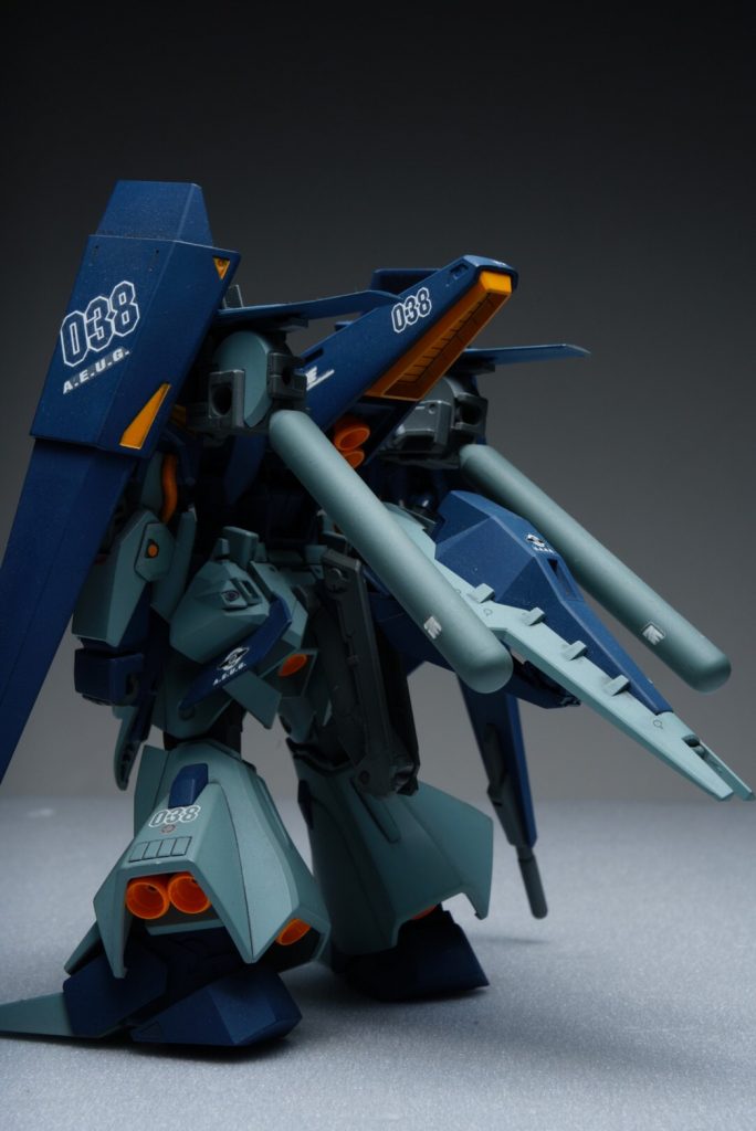 リヤビュー。改修機体として再度組み上げられたものの機密性高いTR計画の一角のデータ流用のため予定スペックを満たすのは難しかったため機動性、安定性そして航続距離の増加を満たすために可変式テールバインダーにブースターシールドをマウントして機体出力とアンバック制御を行い、追加のプロペラントタンクを備えることで目標スペックに到達させることが出来た・・・という考察を反映させた改造箇所です。