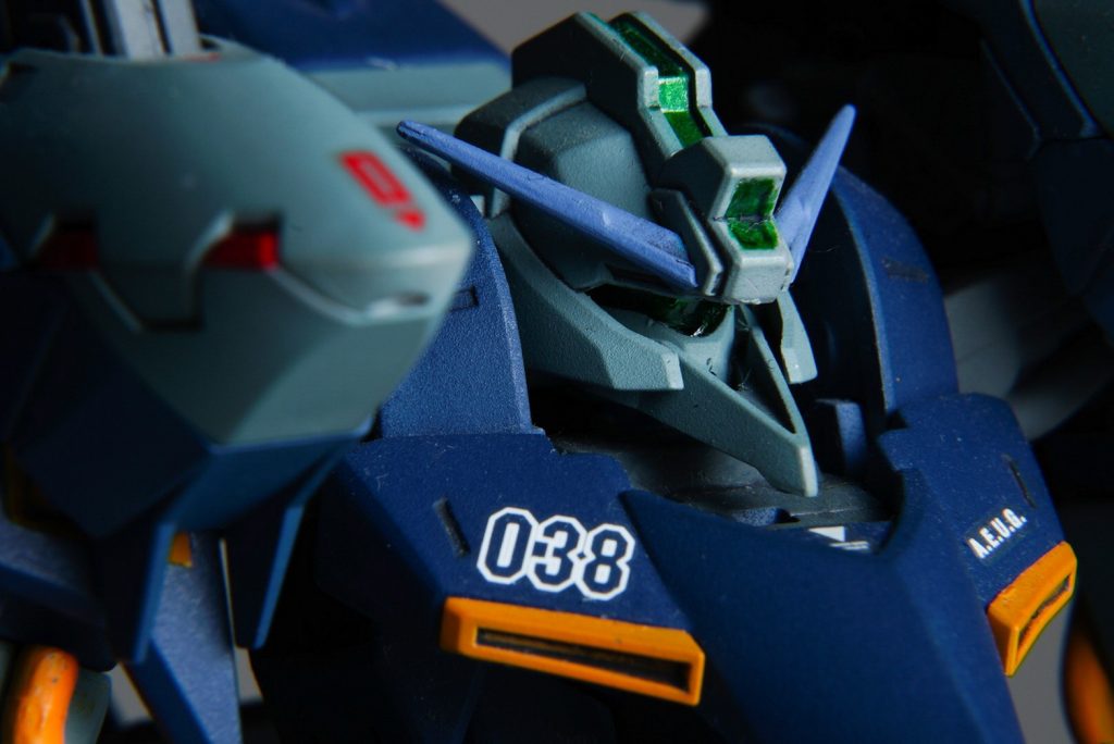 フェイスアップ。実はこれが一番やりたかったところでもありました!モノアイを廃止してジムタイプのゴーグル仕様のメインカメラへの変更です。連邦内部の分裂に端を発したグリプス戦役、ティターンズのMSのモノアイイメージ、ジオン系機体の象徴とモノアイアレルギーが加熱する連邦上層部への配慮もありAE社としてもこの変更は大きな意図があったのではないかと。それは後のバイアランカスタム開発時の上層部からの要件に加えられたモノアイNGの一文への繋がりを想像できたらとても面白いと思い製作する際には真っ先にやりたかった改造箇所でした。