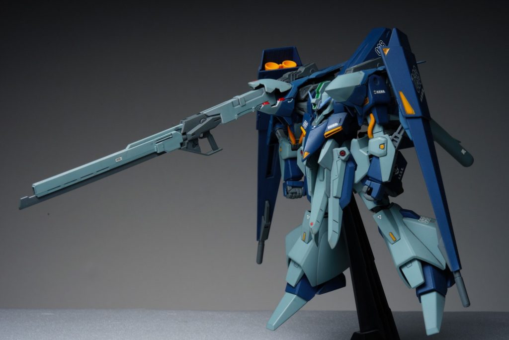 ロングブレードライフル装備時ライフルをマウントするとフライルー感がより強く出ますね。この機体を製作する時は脳内ではドン引きするくらい考察を練りまくってましたw正直考えてみた設定も公式と照らし合わせると照合性もかなりガタガタで本気でストーリーを愛してる方たちから怒られそうな気もしますが(汗)とりあえず いち弱小モデラーの戯れ言程度の考察だと思って生温い目で見てやってくださいませ。