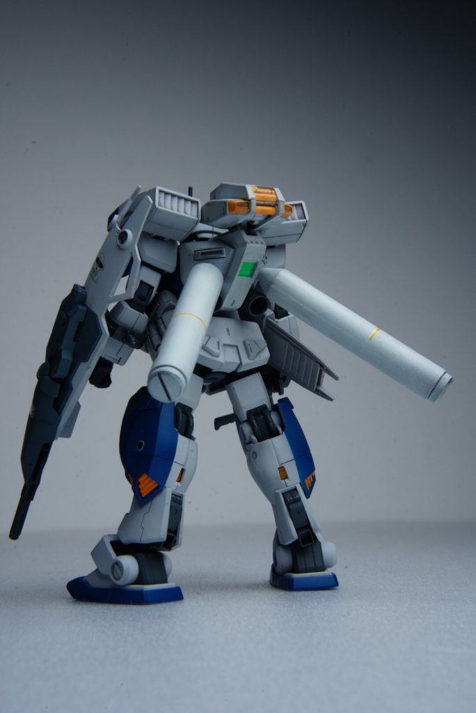 リヤビュー。バックパックもTR計画の中で開発された同形式のスラスターを装備することで短時間ではありますが空中戦を行う事も可能な推力を得ています。基本的にはドダイ改等のSFS に搭乗し戦闘状況により単機での空中戦も行えるといったコンセプトになっています。