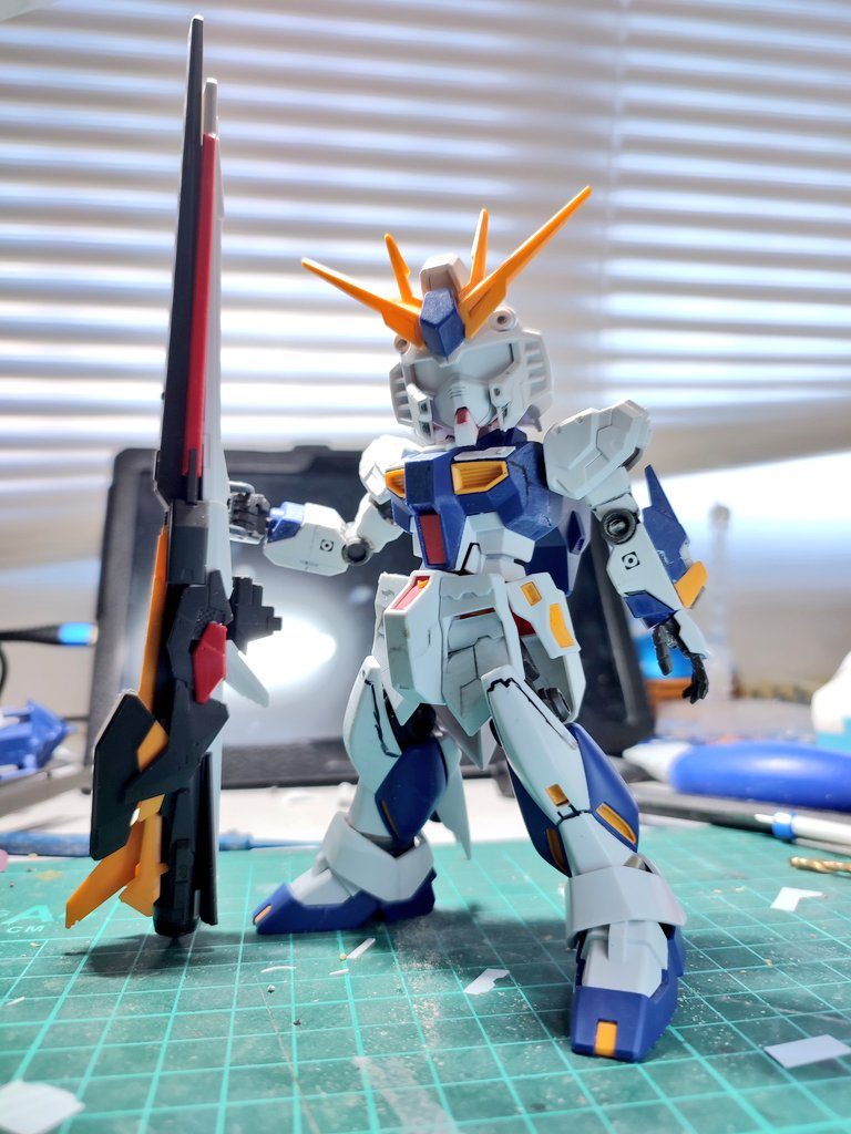 80％くらいの状態。リアスカート裏はかなり見えるので裏打ち必須と気づいた時です。ファンネルを持った状態でのシルエットにウットリ。