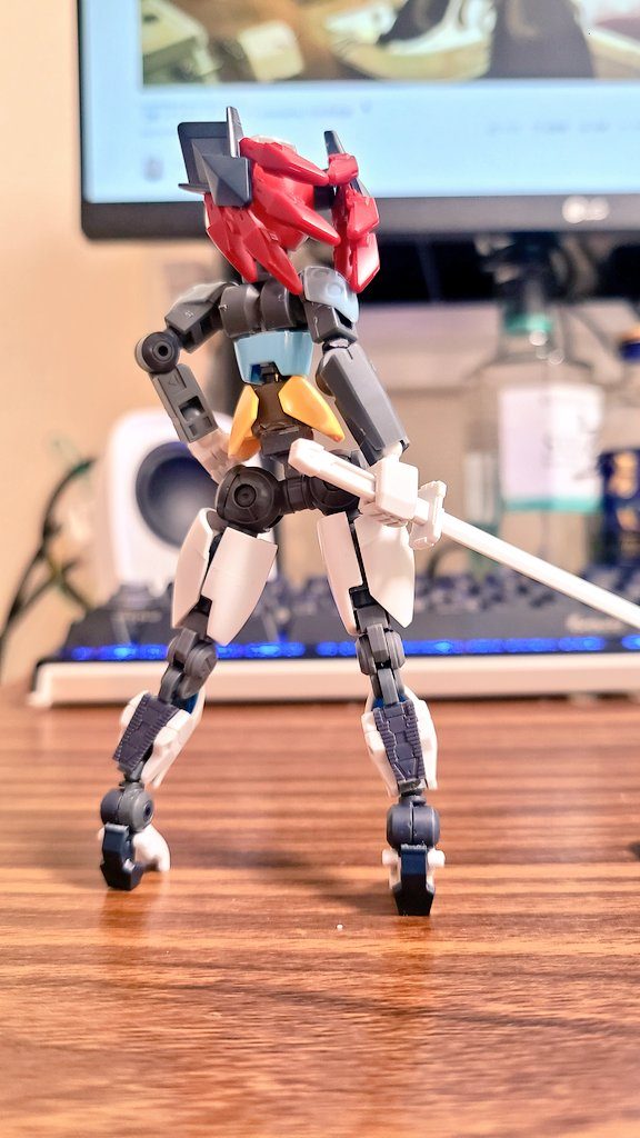 トランジェントの脛をガントレットに見立てたパターン。可動の狭さと角張りすぎてミスマッチなのでボツになりました。