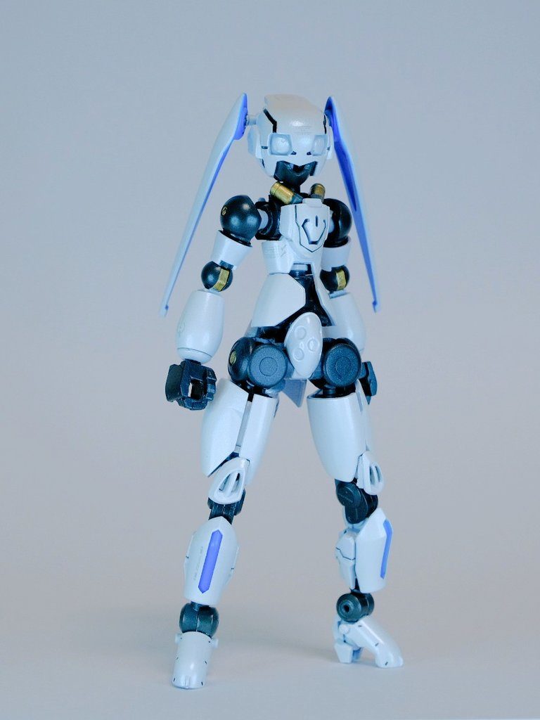 女性っぽいプロポーションをコンセプトに、細部のパーツをかなり吟味しました。今回パール塗装にも挑戦してみました。肉眼だとグリーン系で反射してキレイなんですが、カメラには映ってくれませんでした。