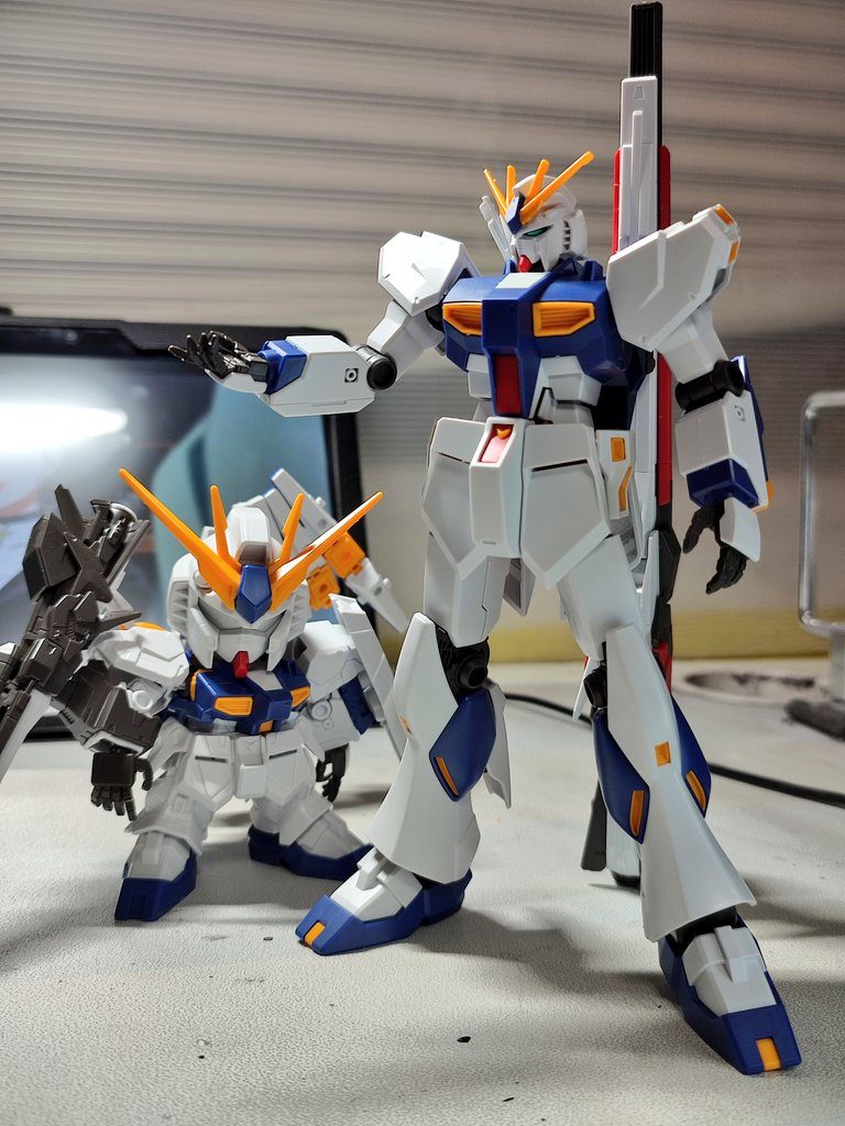 パチ組してとりあえず並べた状態。どちらもいいキットですが、立像とも違う造形なので、いっそ大きく変えてやろうと今回の作品を思いつきました。