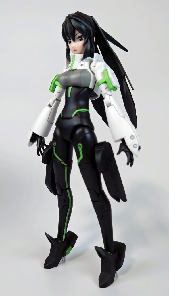 モールドの彫直しと甘くなっているディティールの作り直しをしつつ、上腕を1.5mm上下に幅詰め。胴体は接着面で前後に1.5mm幅詰めしつつウエストを少しくびれるように削り込み。フェイスパーツもアゴを丸くなるように削り込みました。瞳はデカールを張ってみましたが上手くいかなかったのでパテで埋めて筆で書きこみました。仕上げにUVジェルでコーティングしてます。