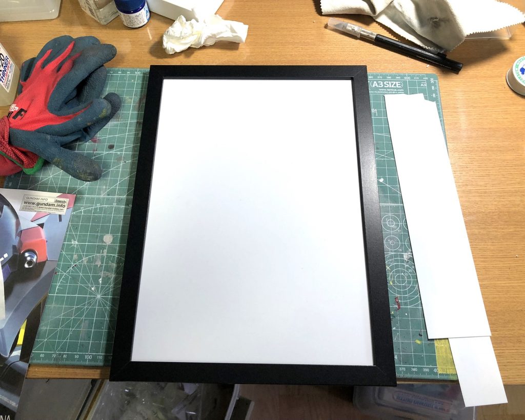 今回力入れたアクションベース。ダ〇ソーで買った額縁。1.0㎜のプラ板を敷きます。