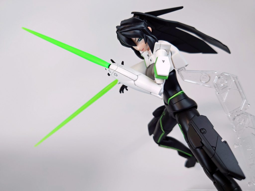 付属のビームサーベルはアニメ版と色が違いますが蛍光クリアーの綺麗なパーツなのでそのまま活かしました。爪磨きで曇らせつつもツヤっとした感じにしました。