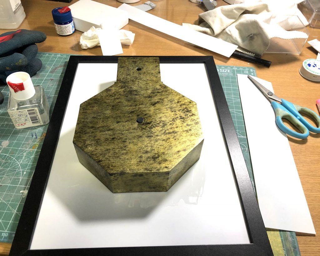 プラ板の上に接着剤を塗り、アクションベースを乗せます。アクションベースはプラ板とプラ棒を用いて高さを変更。ラフゴールドで大理石風塗装を行いました。