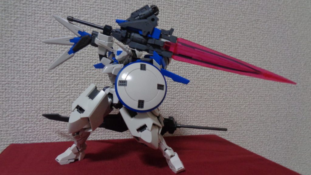 ライザーソード　GNソード基部から長大なビームソードを発振する。武装自体の擬似太陽炉でトランザムを起動することで、機体側のGN粒子を消費することなく使用可能。痛設定はココマデ！