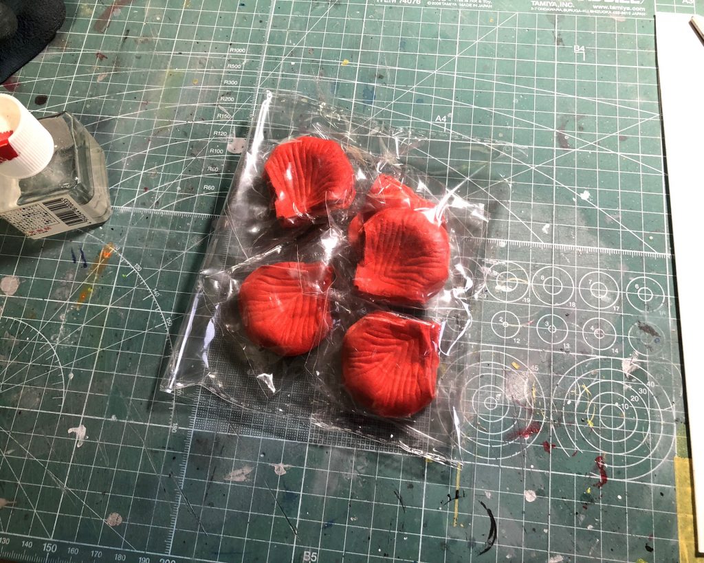 通販で買った結婚式で撒く花びらの造花。いくつか細かく切った後、額縁に接着。