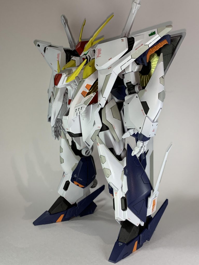 筋彫りは新規で追加はしていないので、元のパネルラインに合わせて塗り分けを行っています。ツインアイはシールを使用していますが、黒縁をカット、上から薄めにレジンを敷いています。また、ミノフスキークラフトのフィンは金で塗装しています。