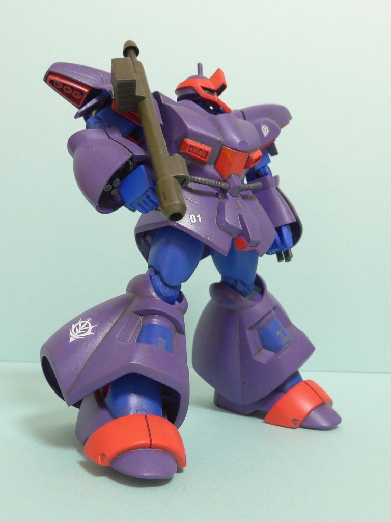 斜め下から。ドムのU.C.最終形ともいえるこのデザイン、それをZZ放送当時から見事に再現していたバンダイさん、いずれも見事だと思います。またトライする機会があれば陸戦タイプとかにしてみたいですけれども、手に入りそうにありませんね。