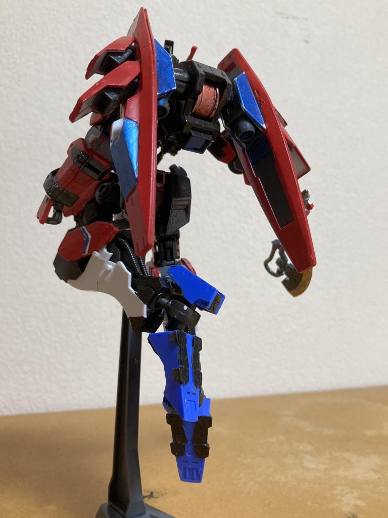 背中にはエアハブ・リアクターを搭載したブースターを装備している。これはガンダムヴィダールのエアハブウェーブ偽装の目的はなくただ機動力を上げるためのものである。また各所に見られる接続軸は本来の装備を取り付けるためのものであると見られる。自慢のスピードで敵機に接近して一撃離脱戦法を展開する。