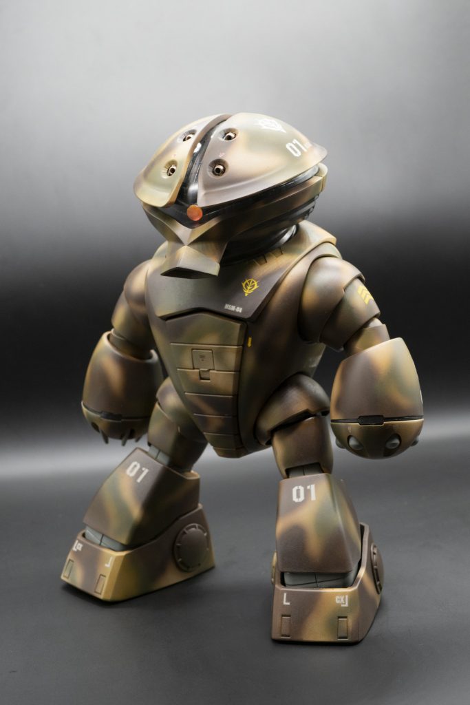 クレオスの水性ホビーカラーを4色、エアブラシで塗装しています。フリーハンドですが、色鉛筆でラインの辺りは事前に付けています。