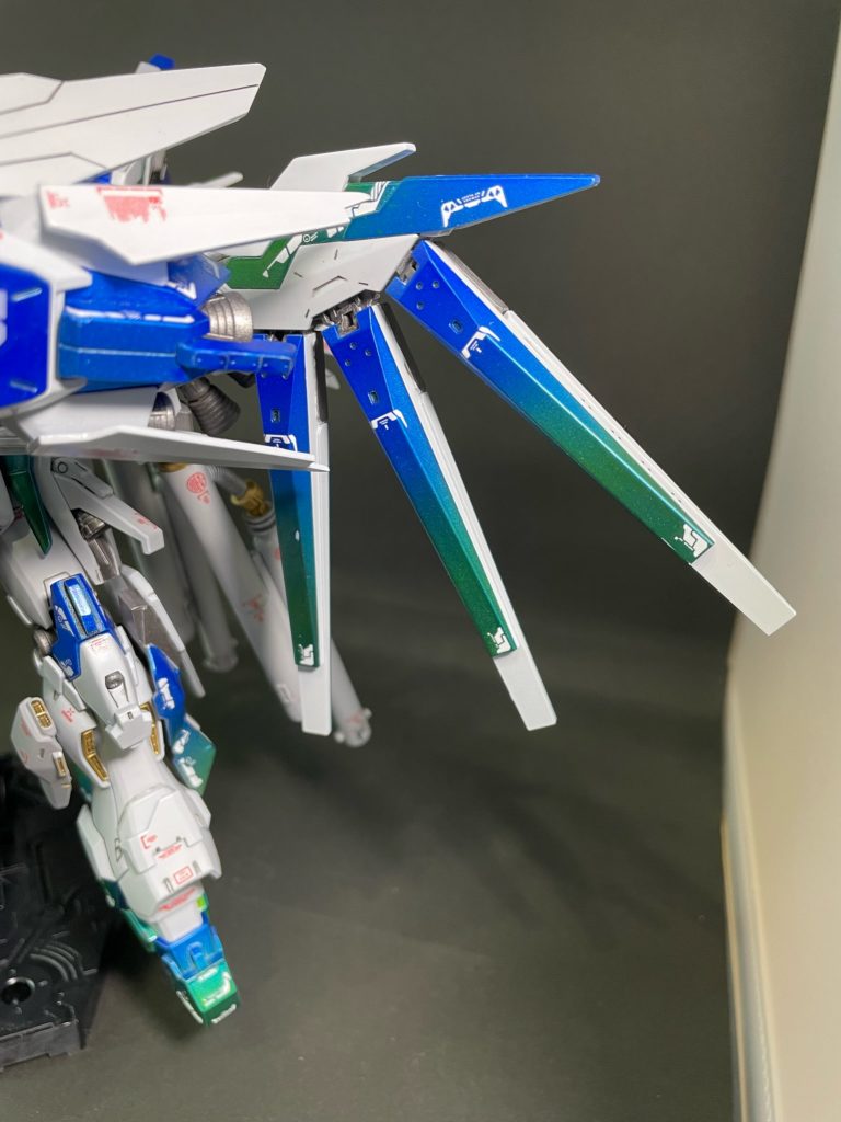 ファンネル。残念ながら独立稼働するのは左右一基づつ。転売ヤーさえいなければHi-νを複数機買って全て独立させようと思っていたのですが・・・。なお、今回のグラデーションはサフ→シルバー→クリアブルー→クリアイエローの順で吹いてます。以前の真武者頑太無のように塗ると先端が黄色になりバナナカラーまっしぐらになってしまうので、全体をブルーでしっかり吹いてからイエローを上塗りして緑色にしています。