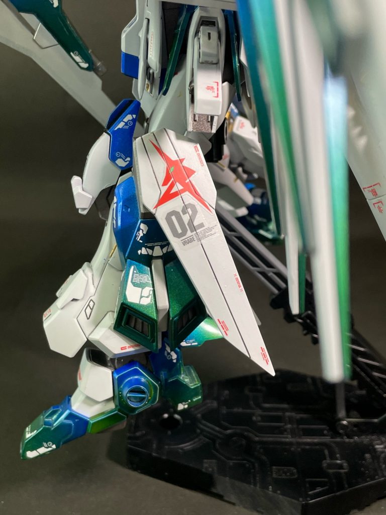 脚部はこんな感じ。シナンジュのブースターにガンダムダブルエックスのリフレクターパネルの一部を付けてデカールやシールでモリモリ。足首から下はシナンジュのものにHi-νのかかと、ユニコーンのつま先を移植して隙間をプラ板やプラ棒でディテールアップ。大型化したのは接地の安定性を図るため。アドリブで作っていった割には想像より格好よくなったので満足。