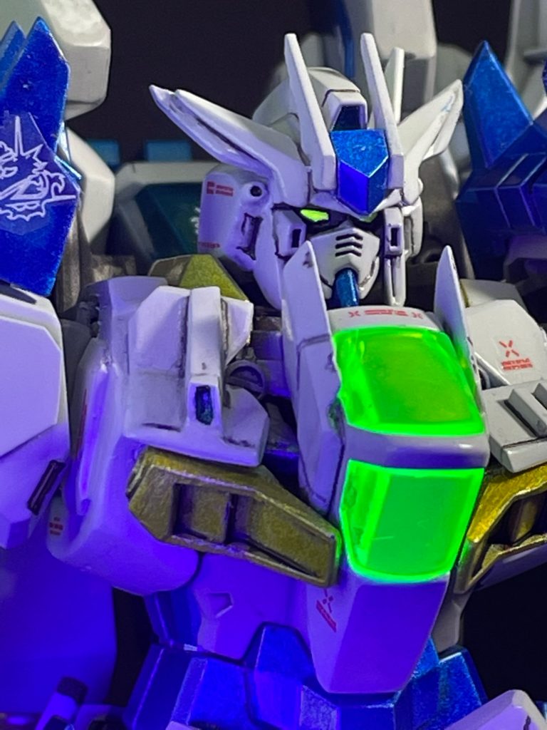 例によってツインアイに蛍光塗料を塗布したのでブラックライトで光ります。胸部もクリアパーツなので光りますが、マイクロウェーブは受信しませんwコクピットの全周囲モニターを補助するための高感度センサーという設定です。 2022.9.2追記最後のご挨拶を忘れていたので追伸をば。既にたくさんの方にご覧頂き、いいねも頂戴しまして本当にありがとうございます。3年振りのGBWCの開催、参加できて嬉しく思ってます。前回の「ゴッドガンダム アマテラス」の時よりも、ツール面、制作環境面、作業効率面のいずれにおいても向上しましたが、イメージを100%投影できたかと言うと疑問が残る部分もありました。これからも技術向上に務めていきたいと思っていますので、生暖かい目で見守ってください。さいごに最近少しずつではありますが店頭にガンプラが戻りつつあるようです。バンダイさんが生産•増産に力を入れてくれている賜物かと思います。企業側はこうするしかないんですよね。とはいえ感謝の念に耐えません。地方にお住まいのみなさんはまだまだ入手しづらい状況かもしれませんが、悪質な高額転売を阻止するには「転売ヤーからは絶対に買わない」ことが最も効果的です。需要につけ込んだ金に汚い悪質転売ヤー撲滅に向けて頑張りましょう。 では、あらためまして最後までご覧頂きありがとうございました。また次回作でお会いしましょう。