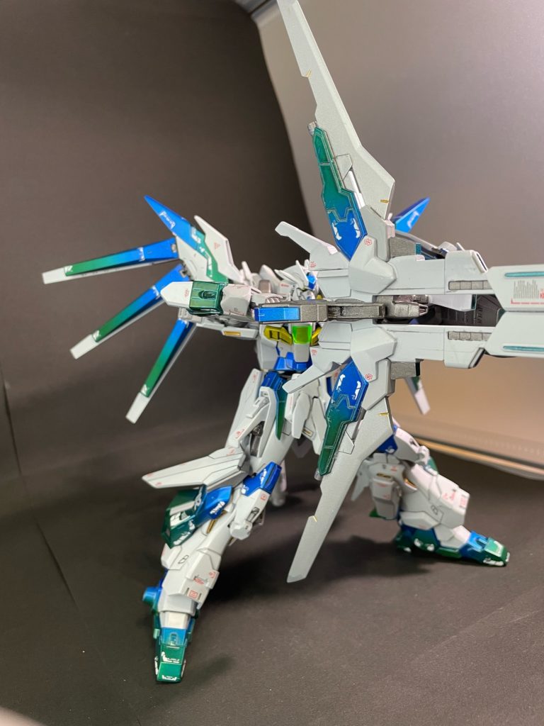 別角度から。弓形の武器を作りたかったが為のブレードだと言われても仕方がない、厨二病全開の形態。ブレードがファンネル(単機で揚力が発生する)なので、ビーム放出時の反動やブレを抑制する役目を担っている、という無理矢理な設定。でもそこが好き。