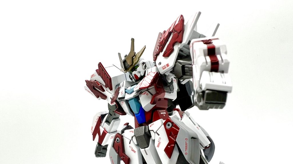 マッシブな機体は勇者感出したくなりますね左右前腕の模様をNとTにしてたりします。