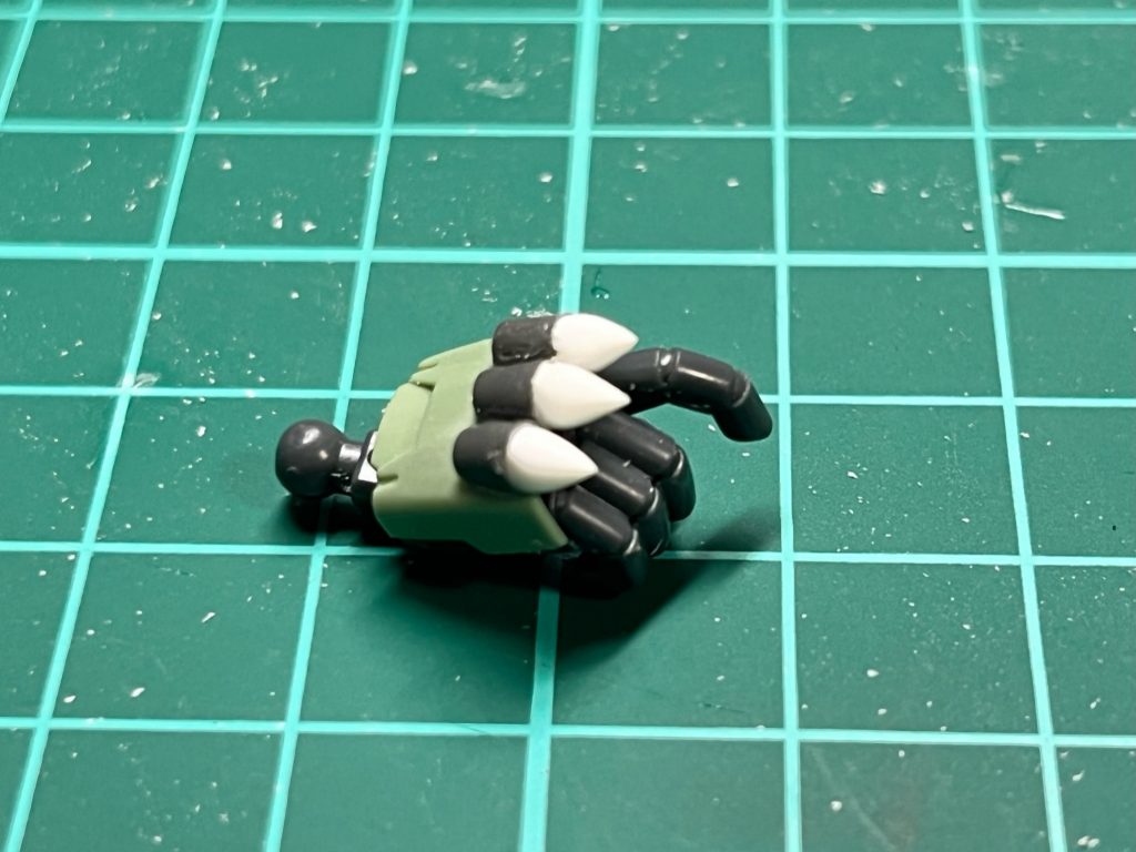 このざくの特徴でもある、手のスパイク。これはリューターにプラ棒を付けて、ヤスリを当てて削り出しました。