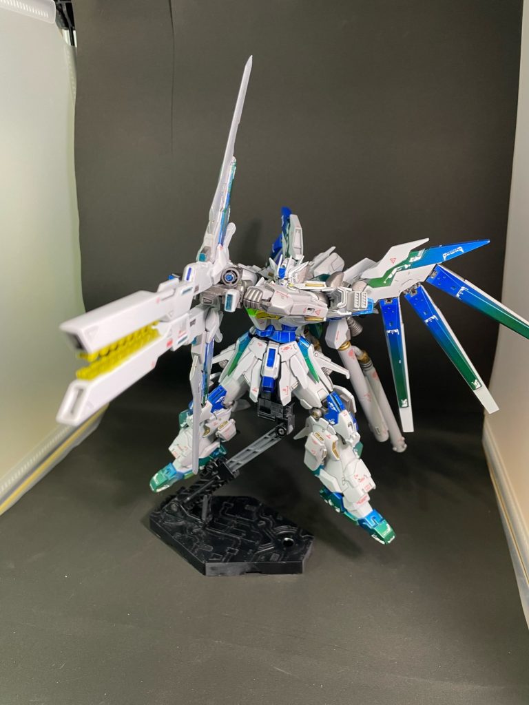 「インサイザー」長距離射撃形態砲身が伸び、バックパックに装備されたブレードファンネルと合体。ちなみにブレードはネオジム磁石を仕込んでいるのでダボなしで接続できるようになっています。