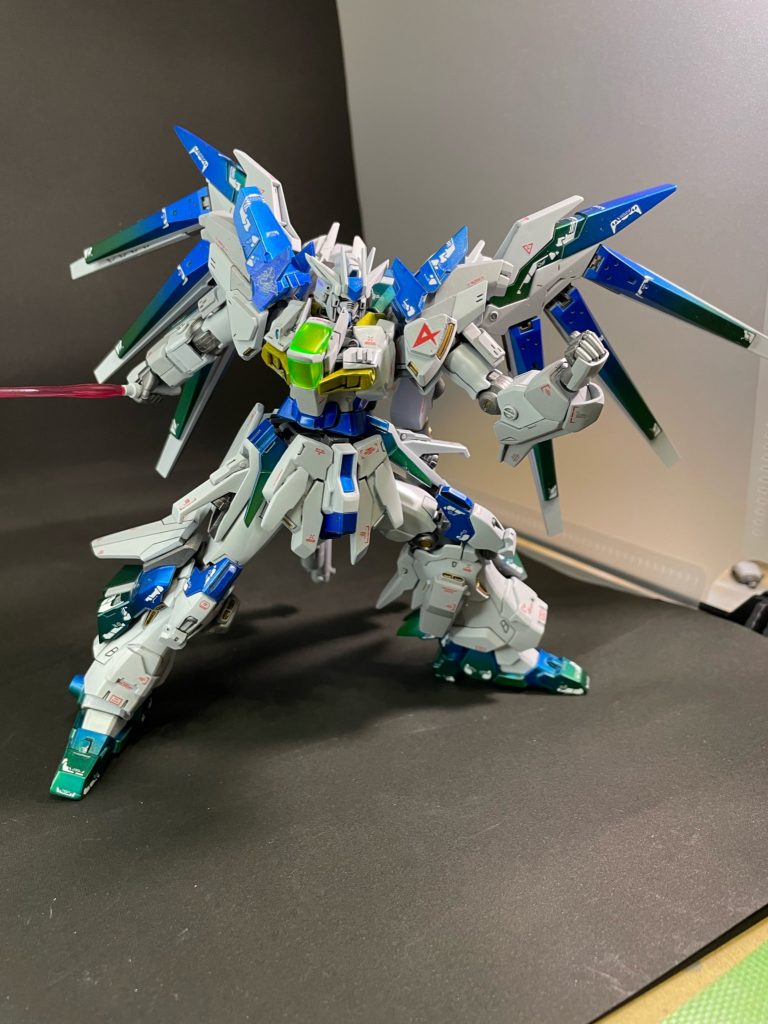 ビームサーベルはファンネルラック上部に2本、右前腕に1本格納されています。アムロはサーベル持ってこんなポーズとらないだろうけど、可動域を表現するためにあえて格好つけてます。