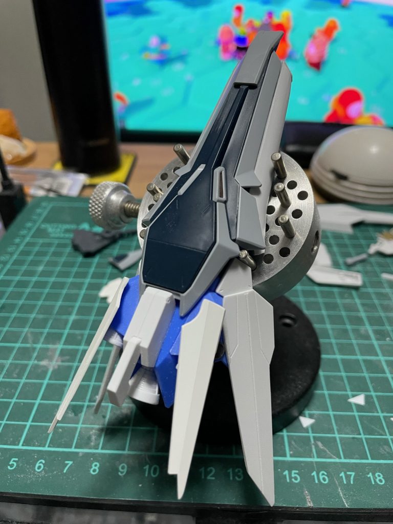 シールド仮組み状態。ダブルエックスのリフレクターパネルを付けるまではのっぺりしていてパッとしなかったのですが、思いついた途端構成がサクサク進みました。ちなみにリフレクターパネルの手前にある小羽はユニコーンのシールド下半分を真っ二つに分割したものです。