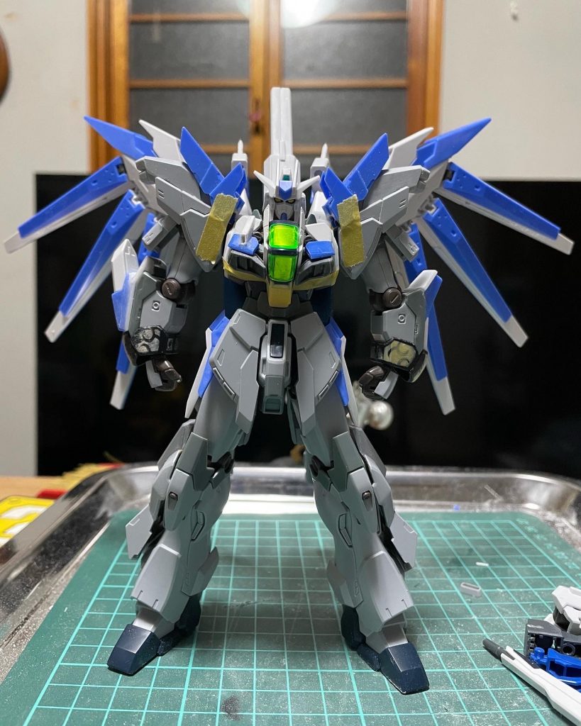 上半身の構成が大まかに決まった時点。シナンジュスタインを素組みしたときは出来の良さに改造の素体にするのを躊躇したぐらいですが、出来が良いからこそ改造しやすいことを今回実感しました。