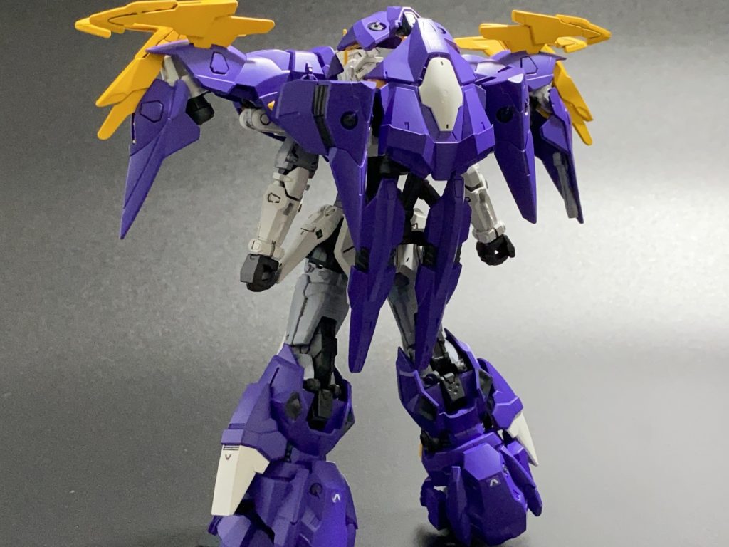 背中から見るとズゴックモード用の各種パーツが通常とは違うシルエットを見せてくれます。