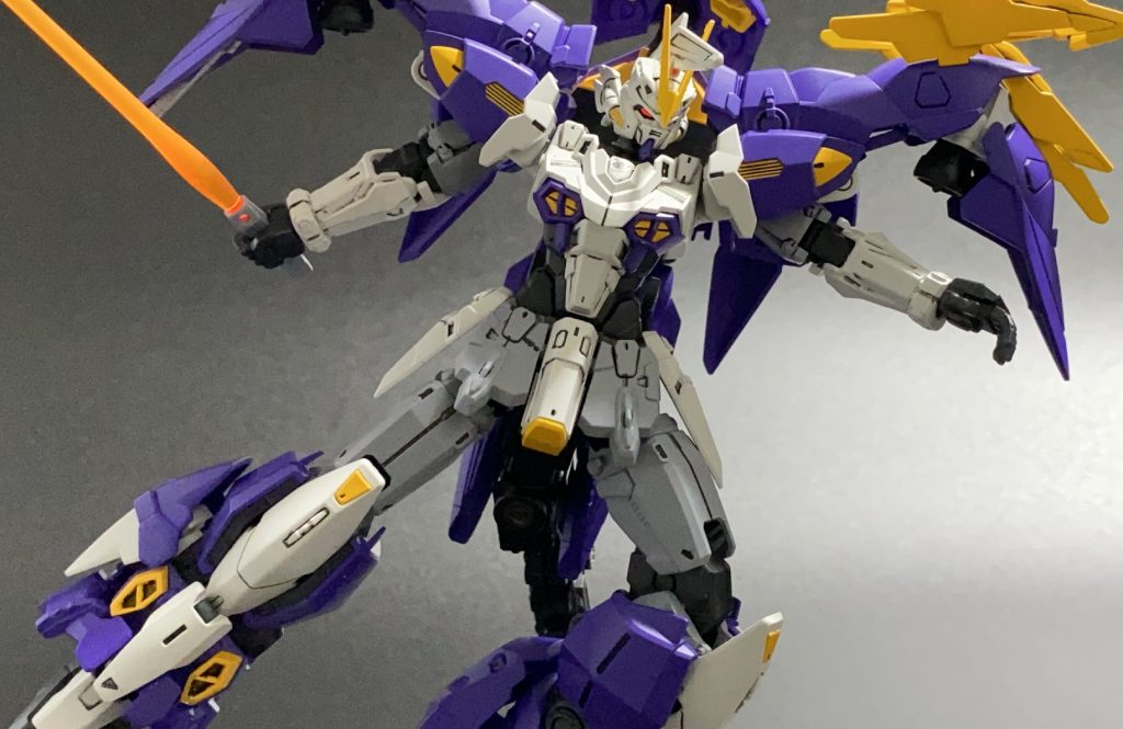 高機動モードは通常のガンダムですが、それでも威圧感のあるショルダーユニットが目を引きます。