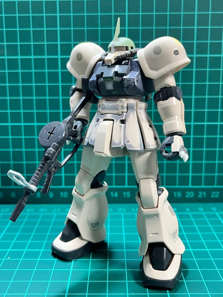 塗装前の感じです。スパイクアーマーはプラ板を底板にして上からエポパテやポリパテで埋めてあります。頭部の動力パイプはアルミ線を軸にスプリング素材とパイプで再現。