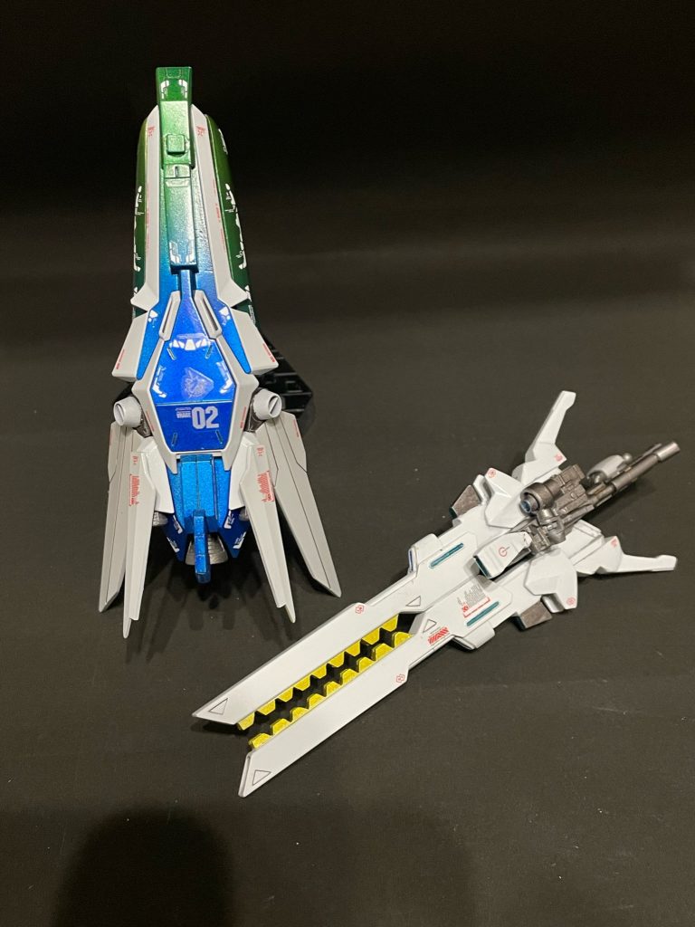 シールド&ライフルシールドは前述の通りνガンダムHWSをモチーフに製作。ユニコーンガンダムのように単機で機体周辺を周回しながら攻防をサポートするシールドファンネルになる、という脳内設定。製作途上で「あ、コレ単機で飛んでいきそうw」と思いついてからはシルエットのイメージがハッキリしてサクサク作ることができました。ライフルは砲身中心部が歯のような形状であることから「インサイザー(切歯)」という名前をつけました。モチーフはガンダムヴァーチェのGNバズーカ。「歯」の間と両脇の砲身それぞれからメガ粒子砲を発射でき、長距離射撃形態時にはすべての砲身から一斉発射が可能。破壊力は絶大だがエネルギー消費も絶大。