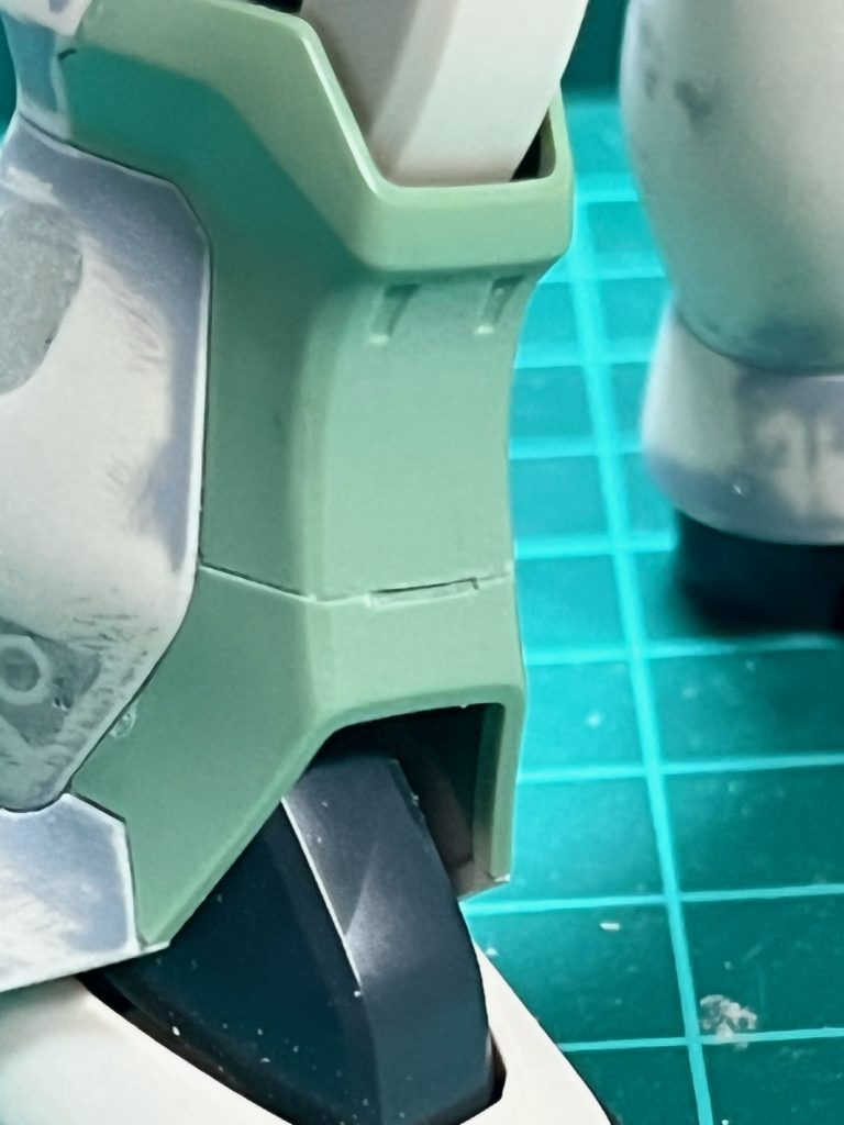 足のスジボリ。最初に上げたやつは失敗だったので、ジャンクから別パーツを引っ張ってきて追加しました。