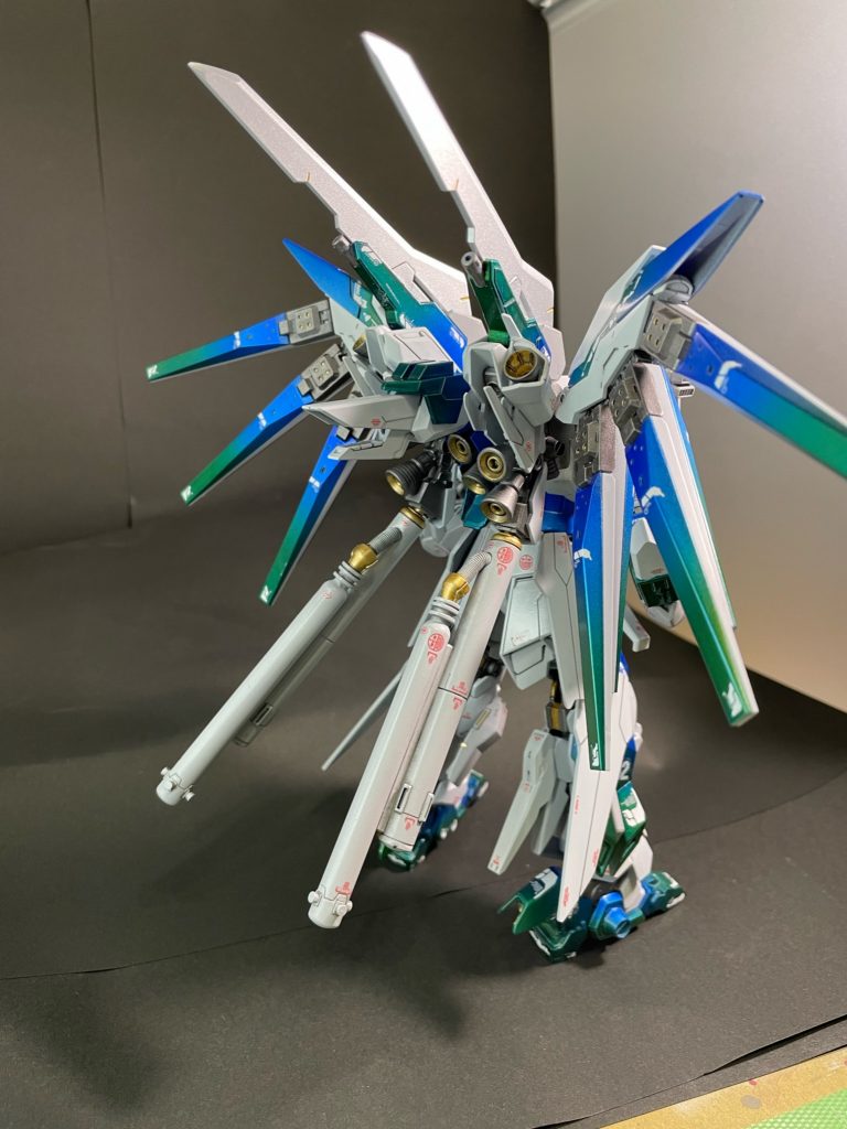 背面。シナンジュのブースターを基礎に、Hi-νガンダムブレイヴのファンネル、同機体の実体剣、スタビレーター、プロペラントタンクを爆盛り。パイロット安全無視のトンデモブースターでもエネルギー消費をカバーすべく、プロペラントタンクは2連結×2基。ちなみにブースターノズルはバックパック、腰サイドアーマー、ふくらはぎ裏、踵後部の計15基。……タンク足りなくね?w