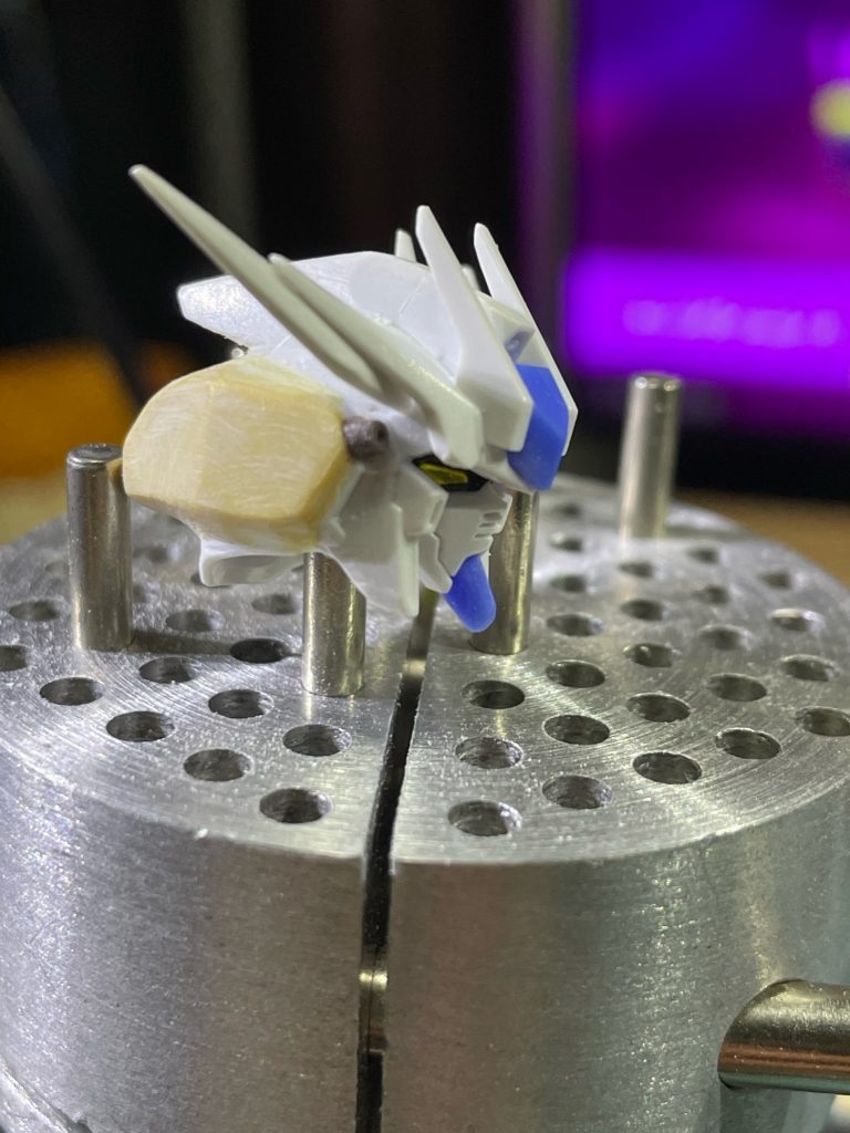 頭部アップ。フェイスは後ハメ加工した程度で、バルカンをシナンジュスタインから移植し、側頭部~後頭部をパテ盛り整形。アンテナはジャンクパーツを付けて見栄え重視の大型化。バルカン移植は何度も落としては無くしかけたつらい過去w