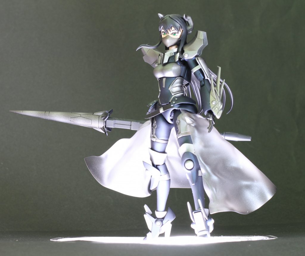 スカート風に作ってみましたが折角の脚部工作が見えなくなりました。