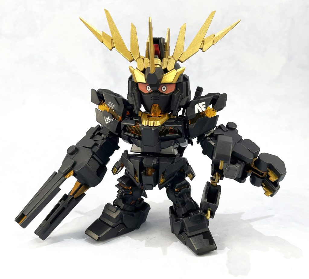 普段SDには生き物感を出したいのであまりデカール貼らないんですがユニコーン系は色数が少ないのもあってアクセントが欲しかったので肩にだけ地球連邦とアナハイムのロゴ貼りました。