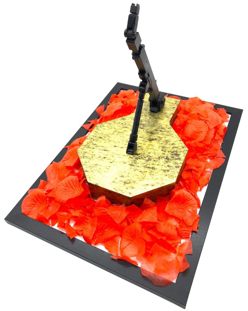 『天空の宣言』を掲げたロンド・ミナ・サハクのイメージに合わせた台座です。