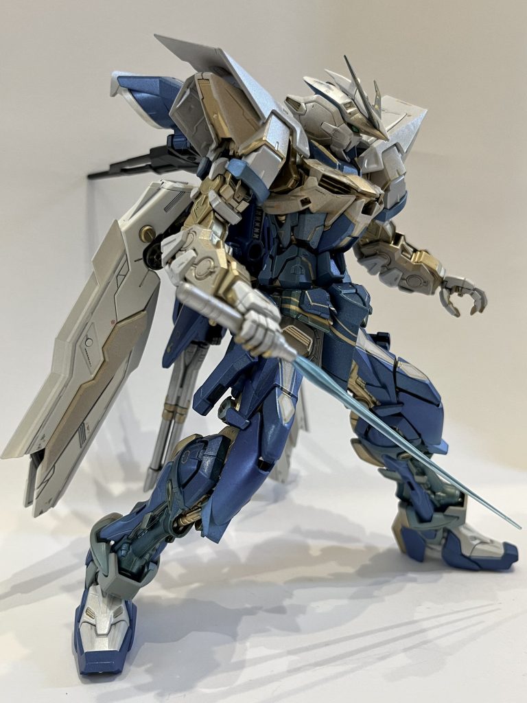 シャンファというキャラは小柄な中華娘で細身の中華剣を使います。衣装は青を基調としたキラキラした感じなので、ガンプラでどこまで再現できるかやってみました。