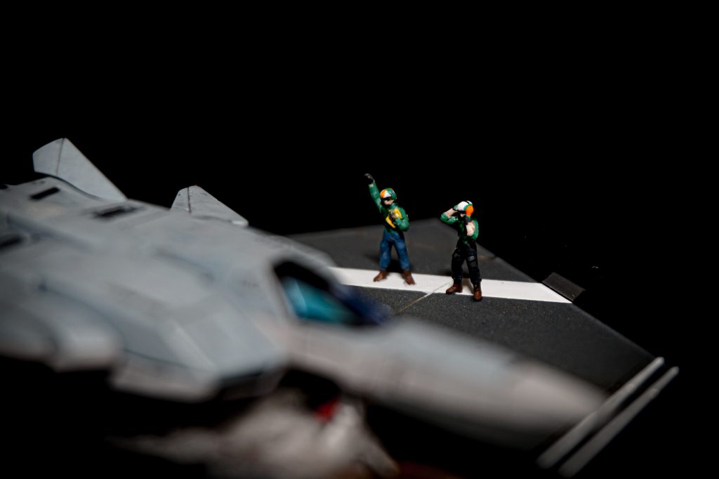 レインボーギャングとも呼ばれる空母甲板作業員たち。緑の2人は射出装置の作業員です。\good luck!/って感じです。