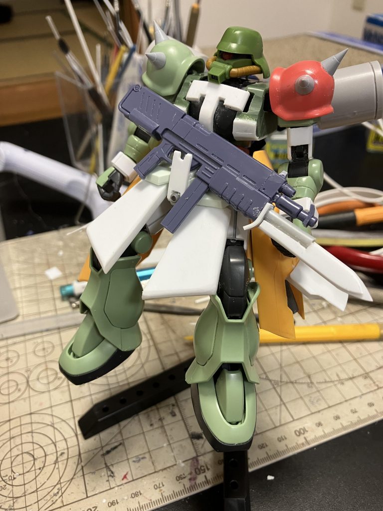 塗り分け前です。ベースは量産型のリバイブザクですがザク改やメタスなどジャンクパーツを組み合わせています。