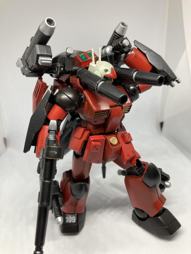 背中にシュトゥルムファウストを装備しています。 