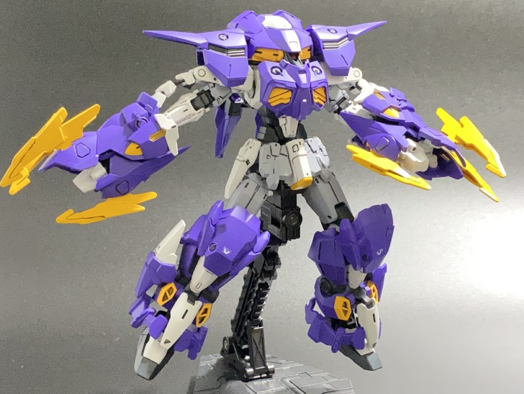 近接戦闘モードはズゴックリスペクトのシルエットながらW世界のMSらしいアレンジが入ってて格好良いです。