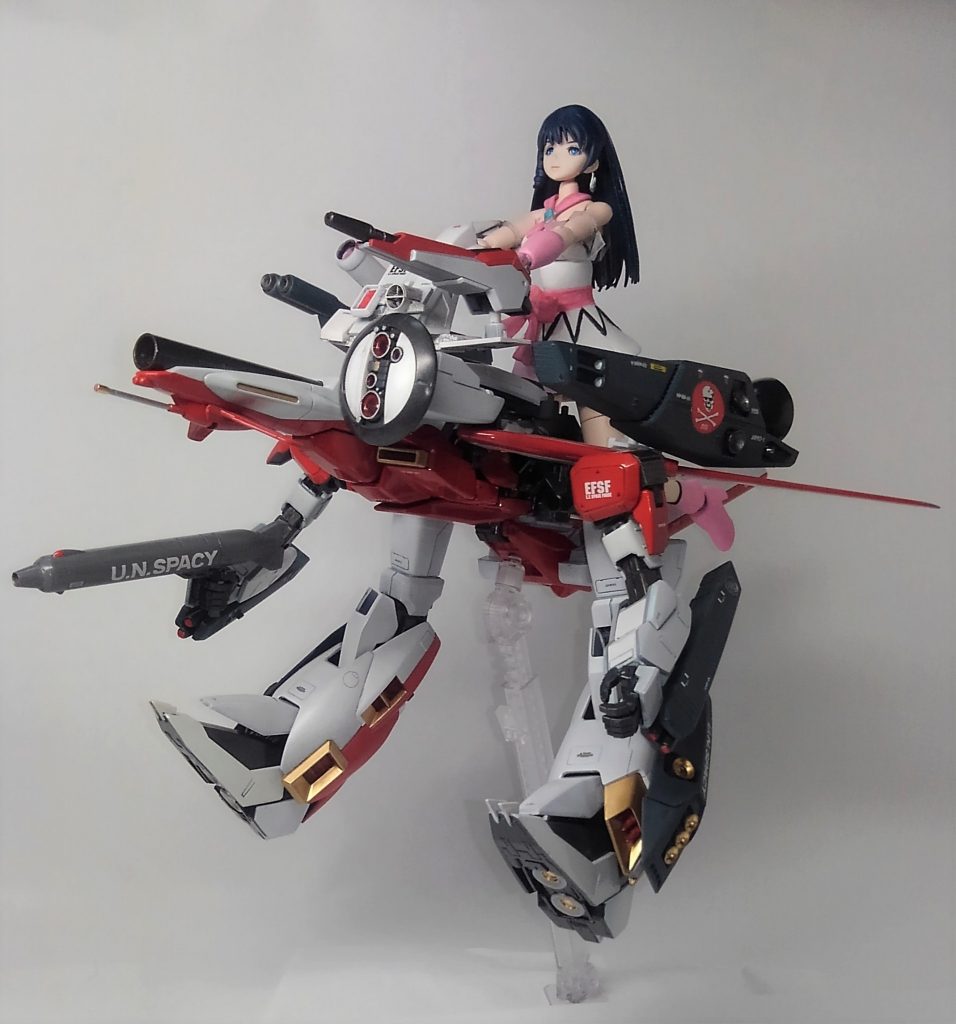 ガウォーク形態です。足の左右を付け替えただけですね。ただ本体の上下が逆になっています。腕は簡単なジョイントを作って付けてます。