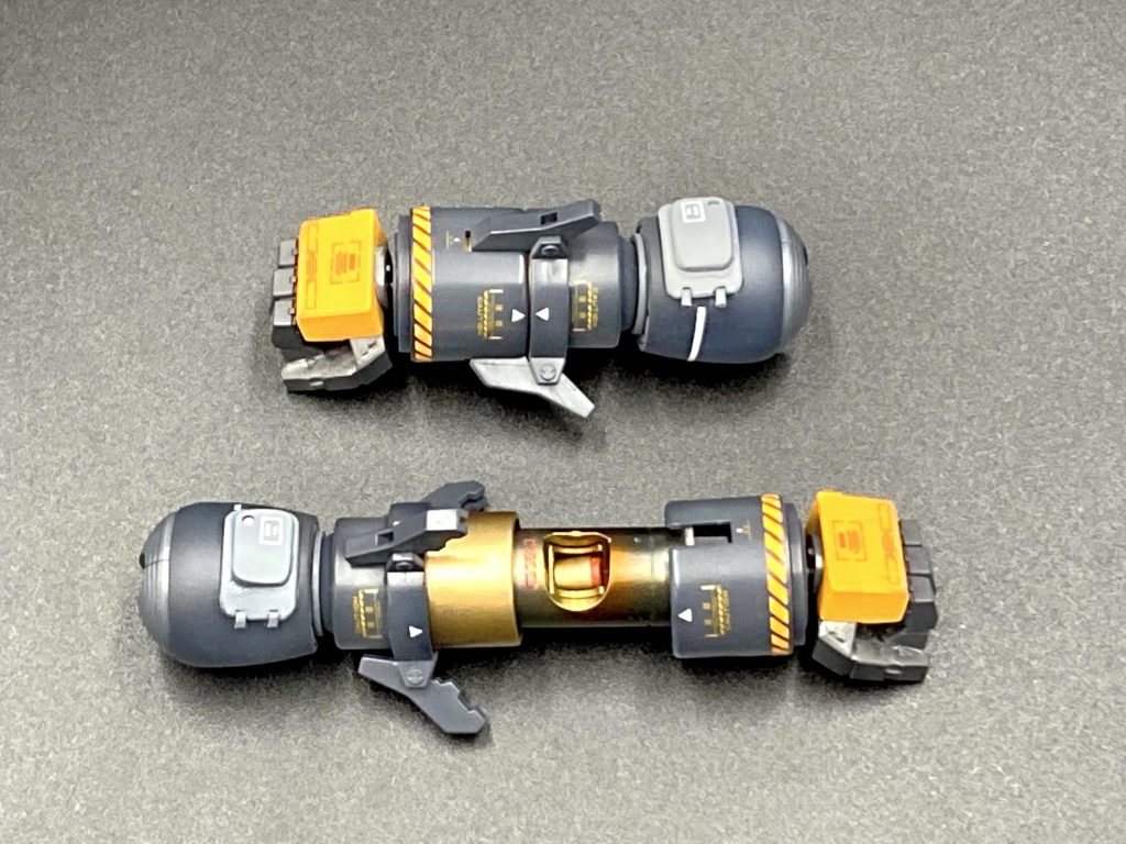 アッガイに指をつけるならサイズ的にゾゴック→アームパンチって原理よくわからないし、イマイチ痛くなさそう→パイルバンカーの原理で炸薬で打ち出そう！となりました。上腕に増設したハッチから給弾→腕内を通して前腕に炸薬を装填→ロック解除→爆発による拳撃→伸びたシャフトから廃莢→戻して次弾装填の設定です。ちょうどオリ武器企画も始まったので、地味な内蔵兵器ですが、参加させていただきます。