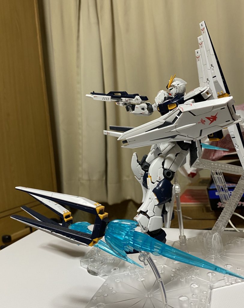 想定:新兵が搭乗した場合腰がひけている銃口もファンネルも同じ方向を向いており戦場全体を把握できていない