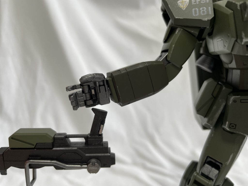 この時期のMGにありがちな手のひらとグリップが合わなくて武器をきちんと持てないのを改修、ネオジム磁石でストレスフリーに持たせられます。前の4号機5号機もこうすればよかったな。