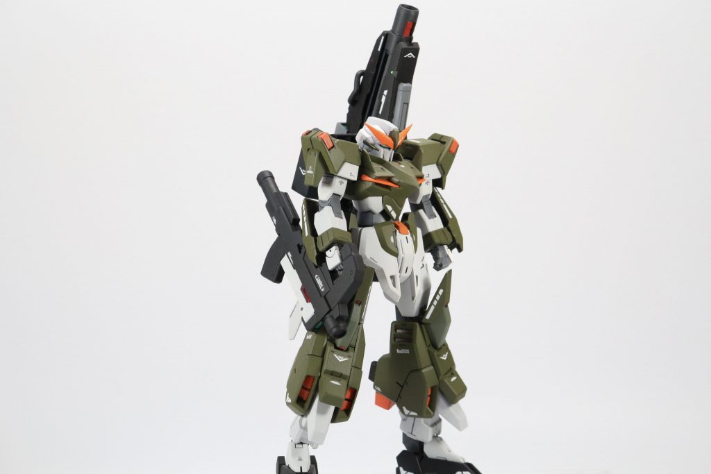 今作ではバックパックを複数用意しておりその内の1つがコチラ!フィジカルと名付けています。見た目から分かるようにヴァーチェフィジカルを参考にしています。元々腰に取り付けてある武器をバックパックにするというギミックでこの形態になります。